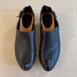 Vialis Barcelona Black Leather Clog